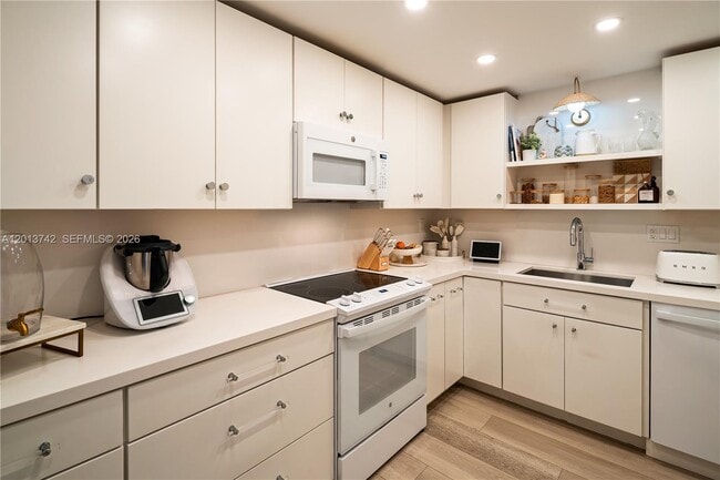 Building Photo - 210 Seaview Dr