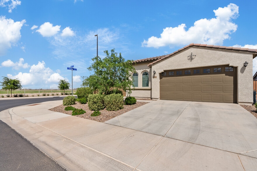 Primary Photo - 2204 E Kelly Dr
