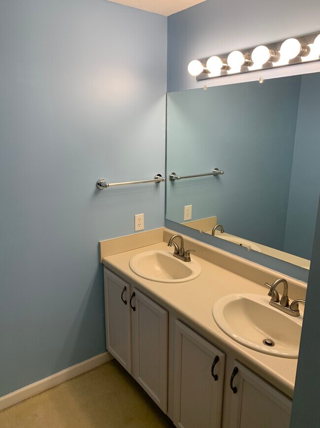 Building Photo - 716 Ivy Lake Dr