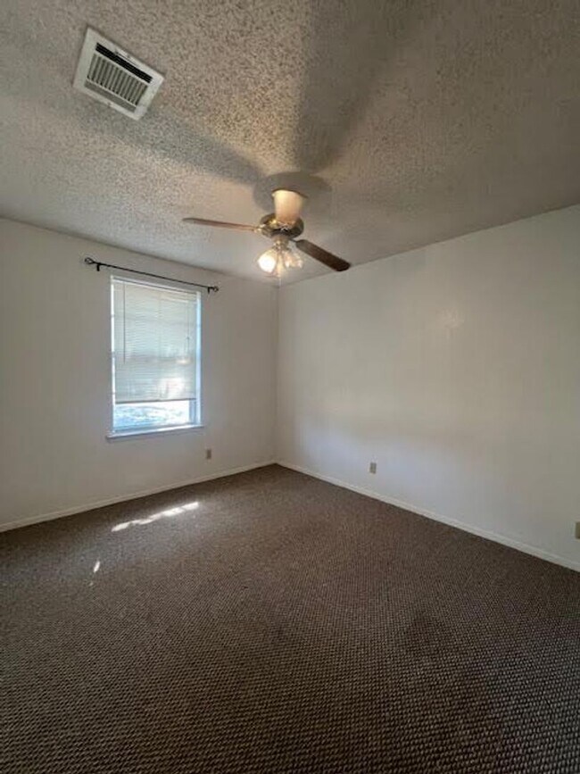 Building Photo - Spacious 3/2 in Midway ISD