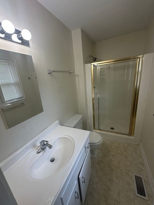Building Photo - Northeast Raleigh 3 bedroom gem!