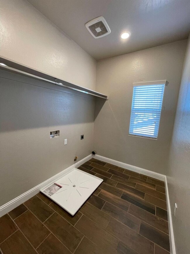 Building Photo - Modern Living Meets Clovis Charm!