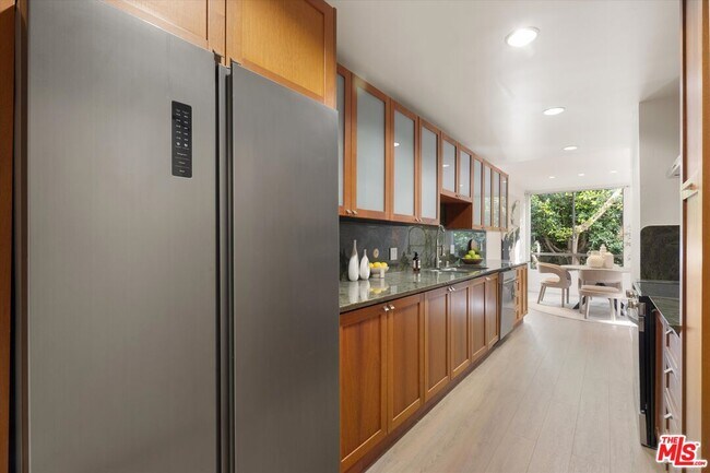 Building Photo - 429 N Oakhurst Dr