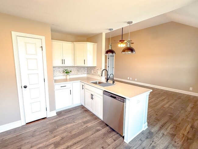 Building Photo - 3 Bedroom 2 Bathroom Home!