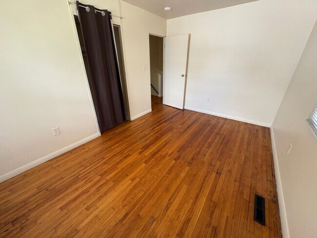 Building Photo - Charming 3-bedroom, 1.5-bath home in Dayton