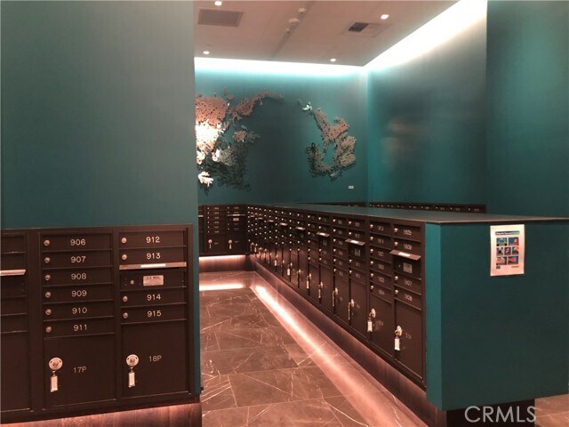 Building Photo - 400 S Broadway