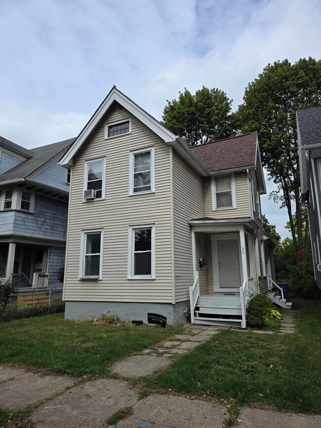 Building Photo - South Wedge Large 2 Bedroom Half House 1st Fl Floor Avail Mid October