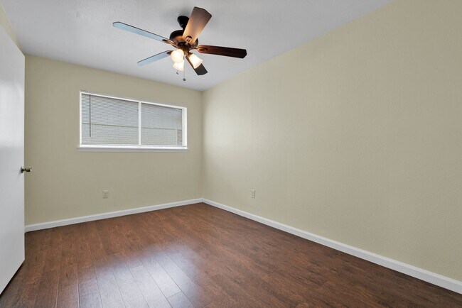 Building Photo - 417 E Lindbergh Blvd