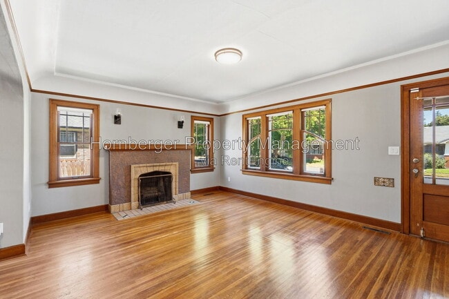 Building Photo - 1210 S Maple St