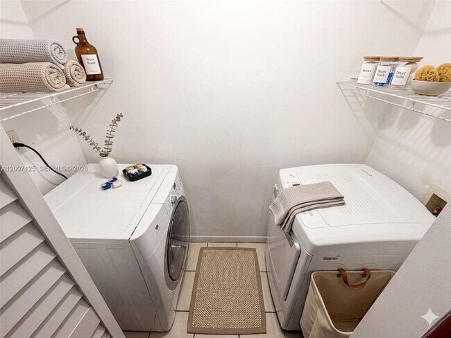 Building Photo - 20741 NE 4th Ct