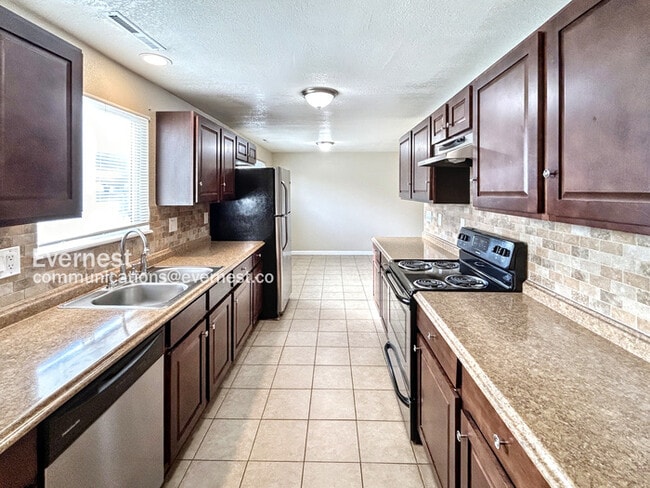 Building Photo - 1418 Luna Dr