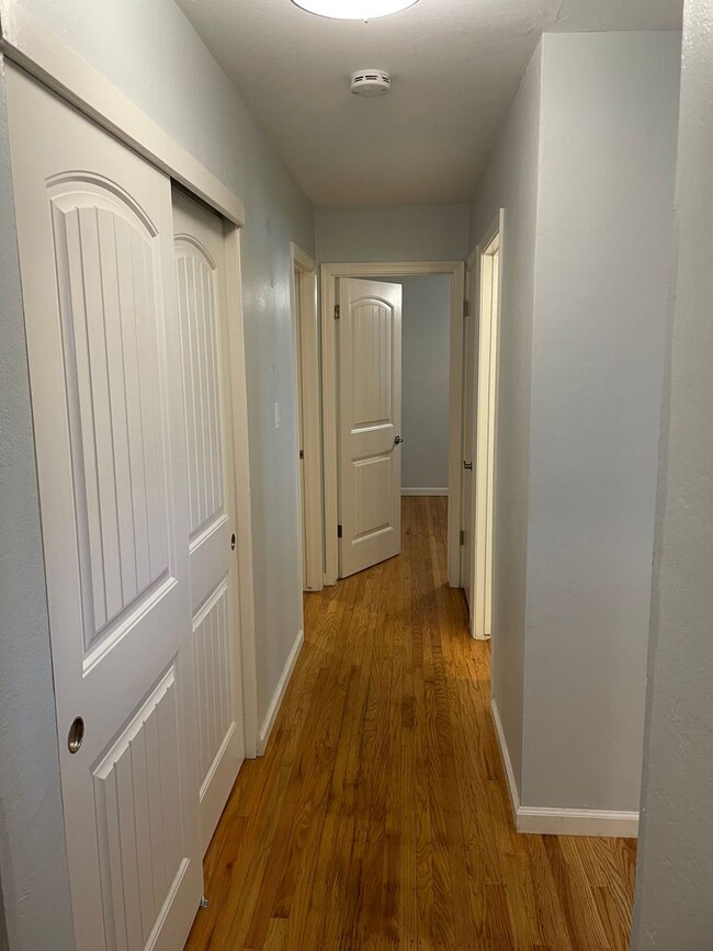 Building Photo - Beautiful Mid Century 3 Bedroom 3.5 Bathro...