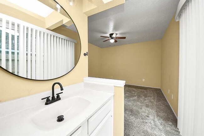 Building Photo - 2614 Village Cir Dr