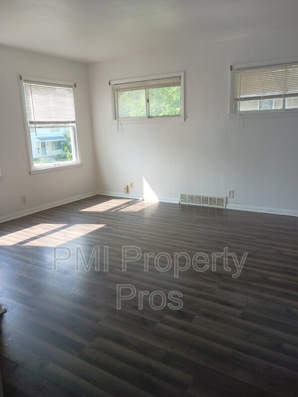 Building Photo - 5658 N 61st St