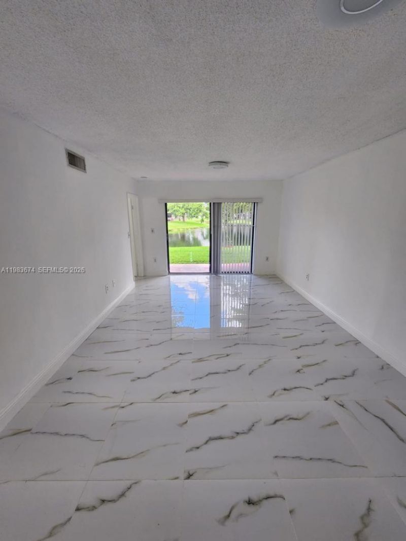 Building Photo - 9845 Nob Hill Ct