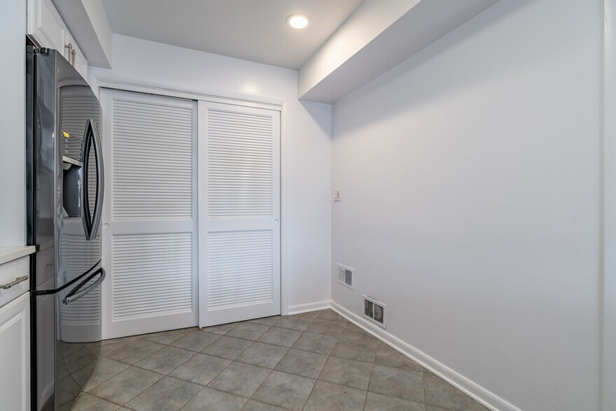 Building Photo - 731 Hibbard Rd