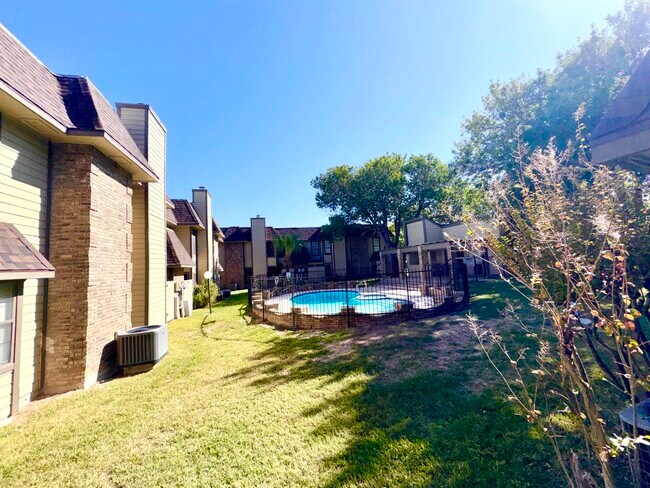 Building Photo - 200 Martingale