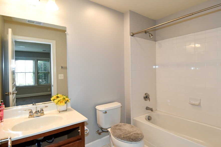 Building Photo - 2602 S Kenmore Ct