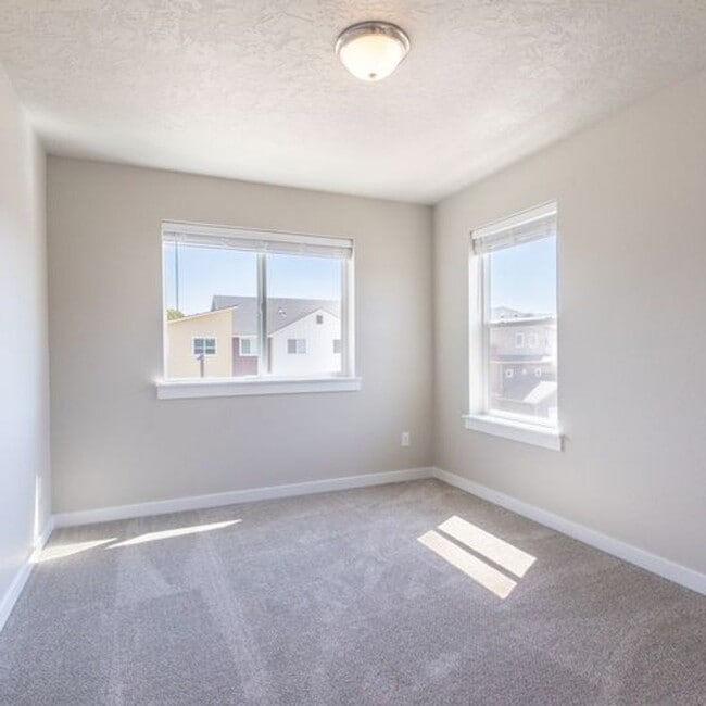 Building Photo - 4-Bedroom Townhome in West Boise