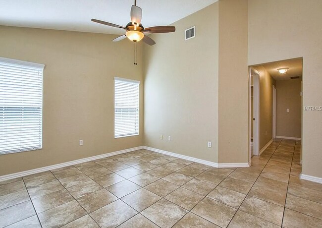 Building Photo - Charming 3/2 with large fenced yard!