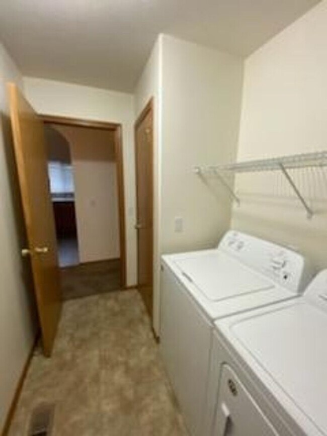 Building Photo - 2559-2559 W Apperson Dr