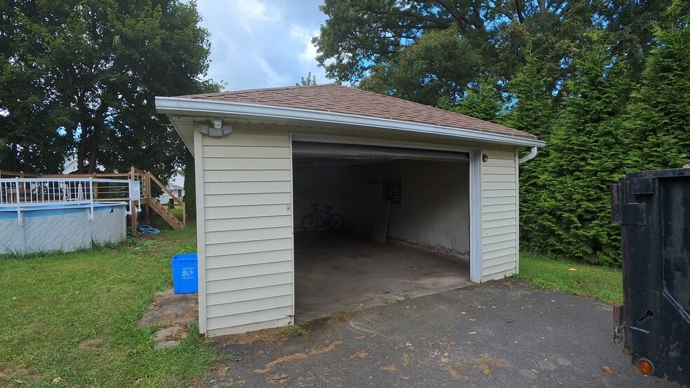 Garage - 637 E Grant St