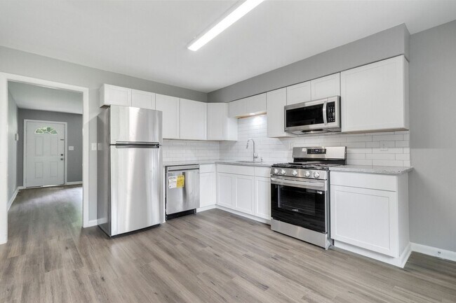 Building Photo - Newly Renovated 2BR/2BA Apartment near Dow...