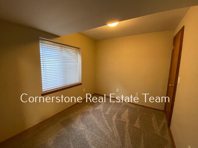 Building Photo - 1345 Coolcrest Dr