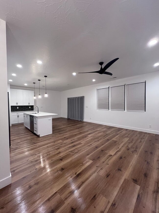 Building Photo - Stylish Desert Ridge Townhome with Modern Finishes & 2-Car Garage