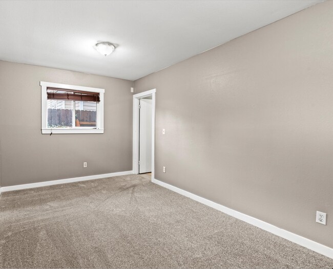 Building Photo - 2 bed 1 Bath Burien House with in unit laundry