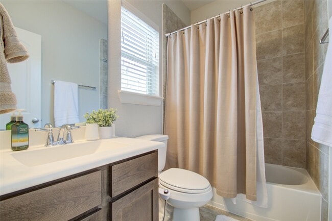Building Photo - 2015 Royal Landing Dr