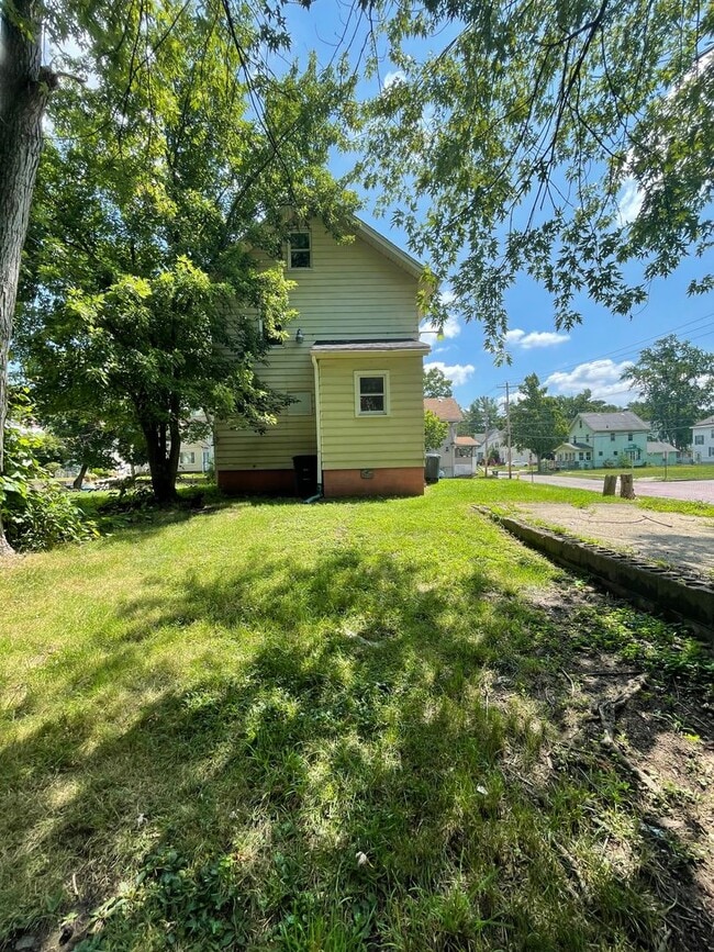 Building Photo - 804 Aberdeen St