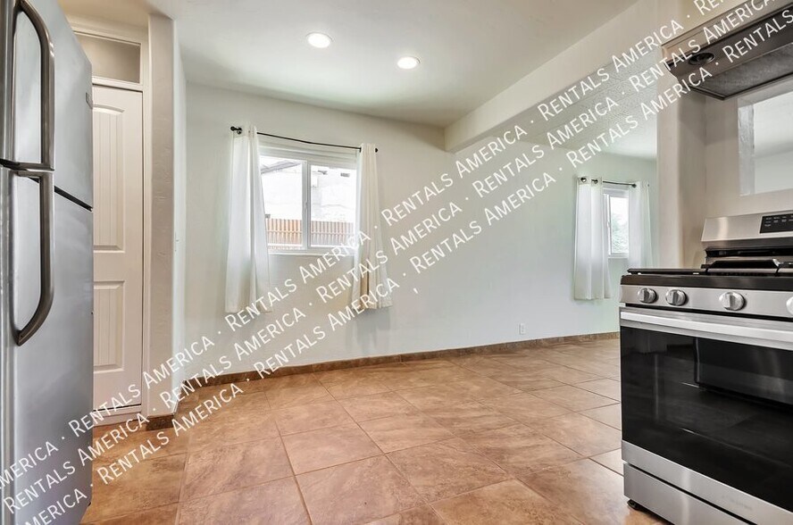 Building Photo - 1520 E Silver St