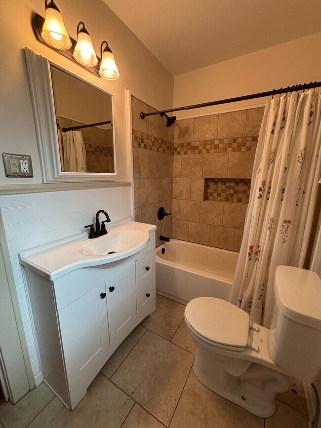 Building Photo - 3 Bedroom Home in Dormont!