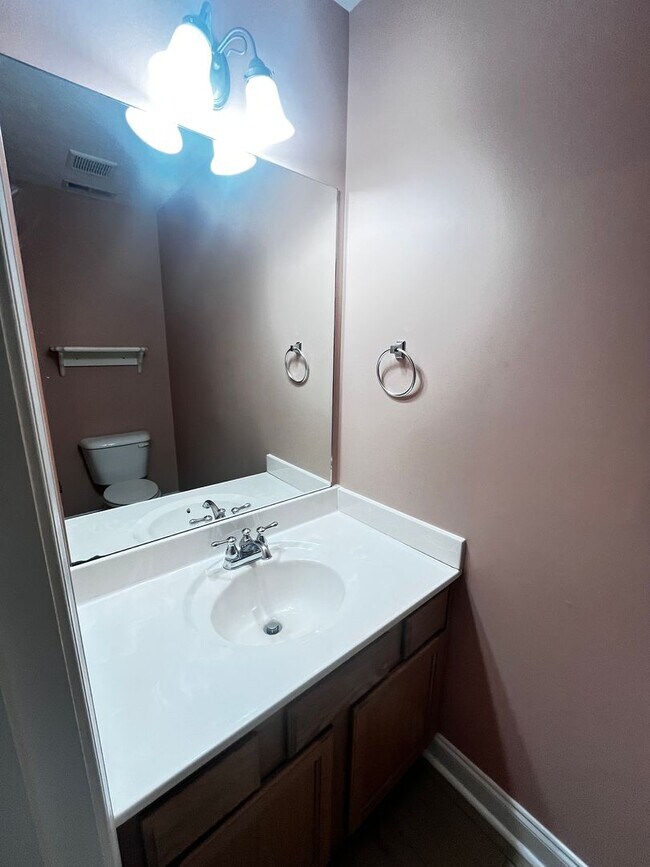 Building Photo - Beautiful 4 Bedroom and 2.5 Bath Home