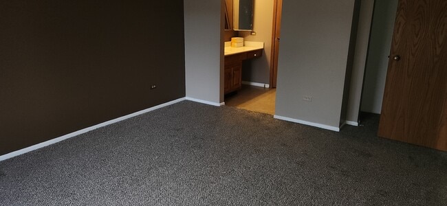 Building Photo - 37 Creekside Cir