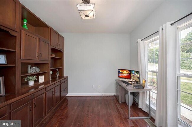Building Photo - 6 Towering Oaks Dr
