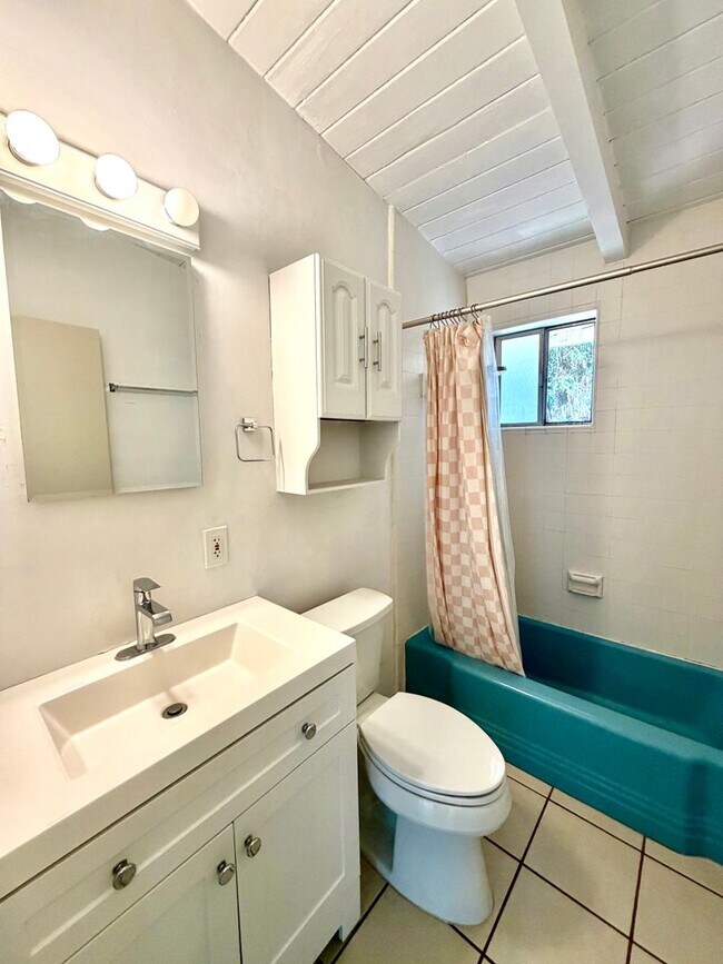Building Photo - Mid Century Modern 2 bdrm 1 bath