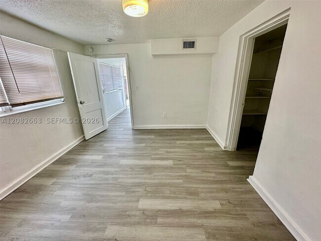 Building Photo - 2306 NW Flagler Terrace