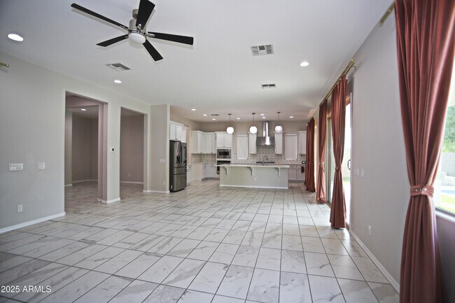 Building Photo - 947 E Ladbroke Way