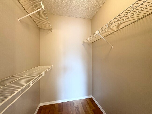 Building Photo - 1/1 Condo in Gated Lakefront Community of Altamonte Springs!