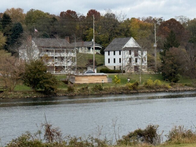 Building Photo - Enjoy Panoramic Holston River Views from T...