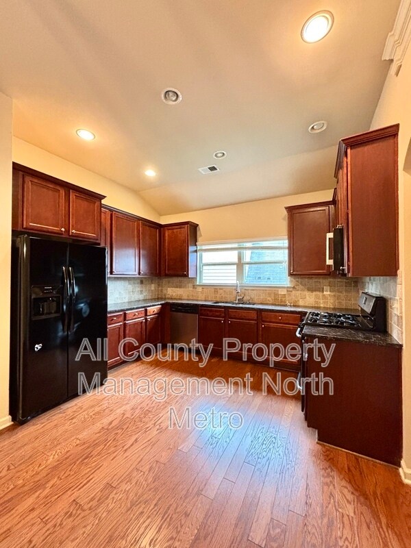Building Photo - 421 Parkstone Dr