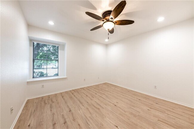 Building Photo - 1018 Balanced Rock Pl