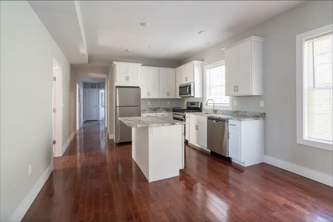 Primary Photo - 33 Covington St