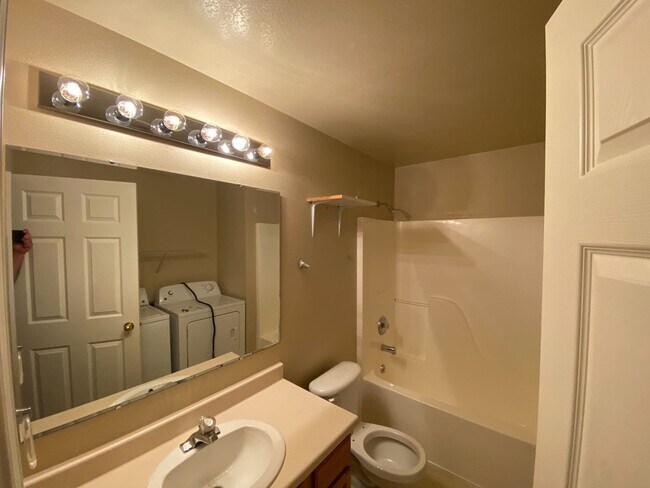 Building Photo - 4 Bed 2 Ba Home- Walking Distance to Emily Dickinson Elementary