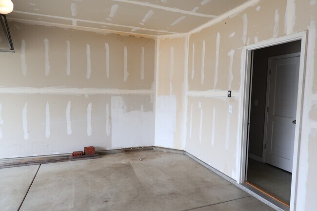 Building Photo - 1899 Lakecrest Dr