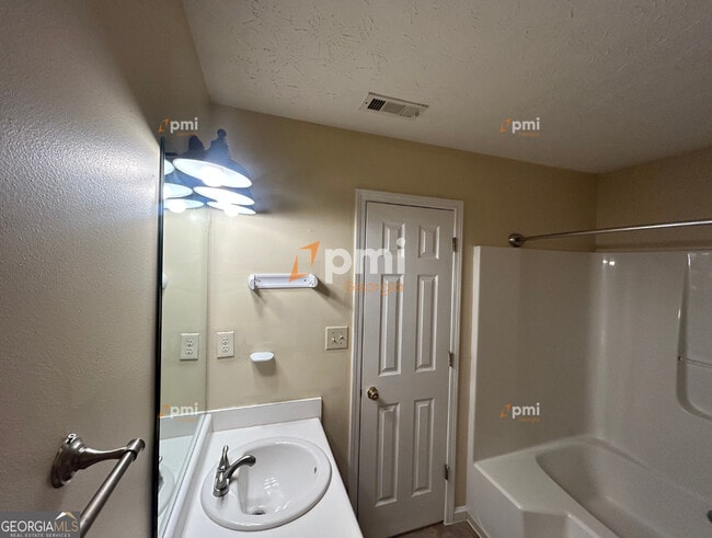 Building Photo - 2720 Sapphire St