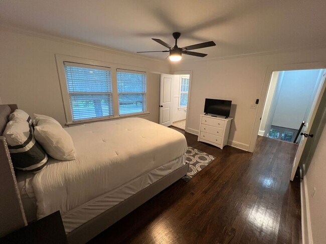 Building Photo - 616 W 63rd St