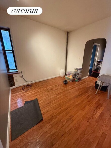 Building Photo - 415 E 187th St